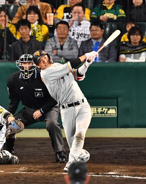 阪神対巨人　8回表巨人2死一塁、坂本勇は中越え2点本塁打を放つ（撮影・上田博志）