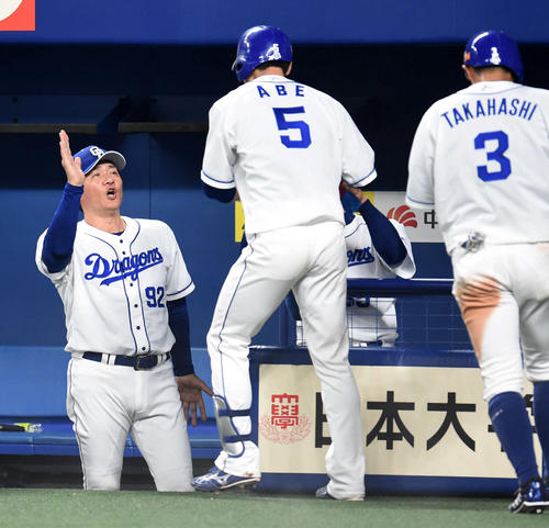 4回裏中日1死一塁、2点本塁打を放った阿部（中央）を迎える与田監督（撮影・森本幸一）