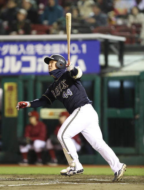 楽天対オリックス　9回表オリックス1死、頓宮は勝ち越しの左越え本塁打を放つ（撮影・林敏行）