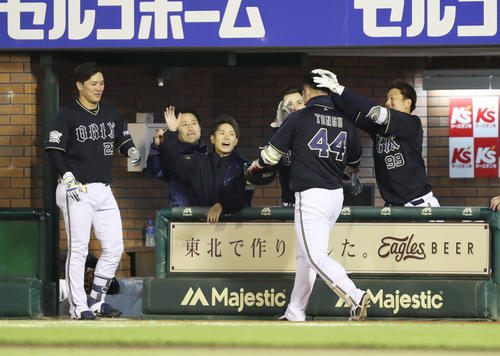 楽天対オリックス　9回表オリックス1死、頓宮は勝ち越しの左越え本塁打を放ち、ベンチで頭を触られる（撮影・林敏行）