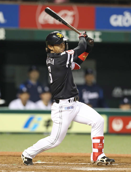 西武対ソフトバンク　3回表ソフトバンク2死一、三塁、先制の適時右前打を放つ今宮（撮影・河野匠）