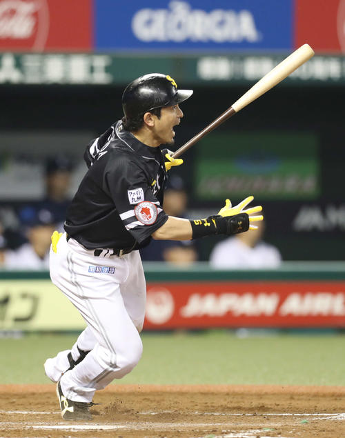 西武対ソフトバンク　3回表ソフトバンク2死一、三塁、適時中前打を放つ松田宣（撮影・河野匠）