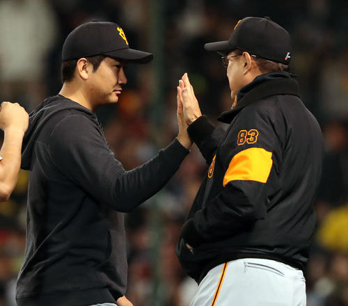阪神対巨人　菅野（左）は原監督とハイタッチして引き揚げる（撮影・松本俊）