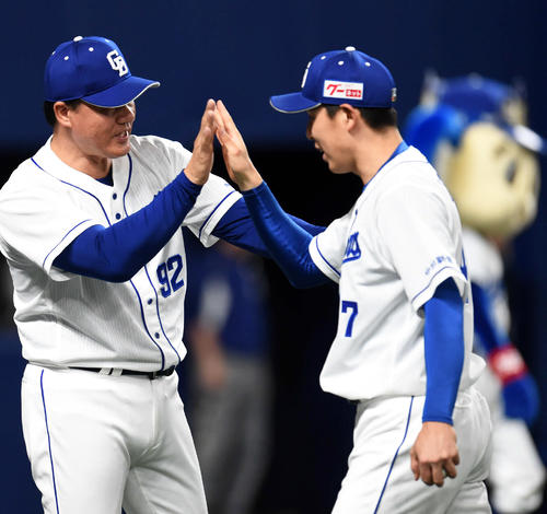 試合後、2勝目を挙げた笠原（右）を迎える与田監督（撮影・森本幸一）