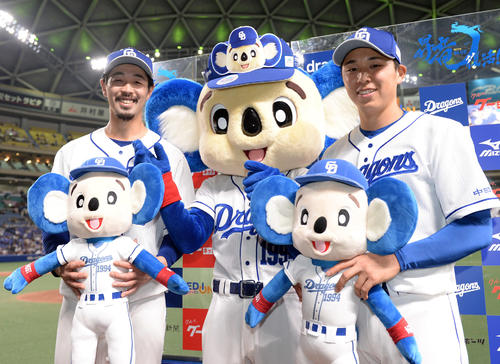 お立ち台で笑顔を見せる投打のヒーロー阿部（左）と笠原（撮影・森本幸一）