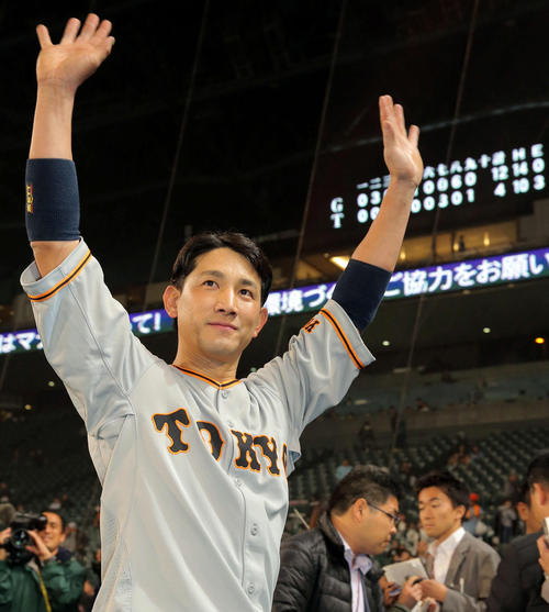 阪神対巨人　先制3ランを含む4安打で勝利に貢献した小林は左翼席の声援に手を振って応える（撮影・松本俊）