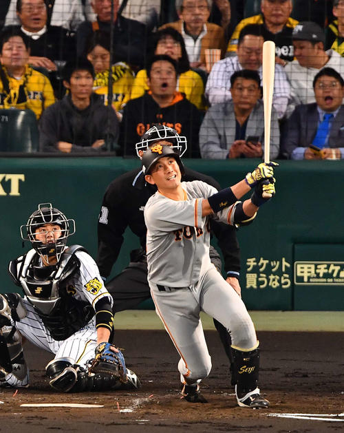 阪神対巨人　2回表巨人1死一、二塁、左越え先制3点本塁打を放つ小林（撮影・上田博志）