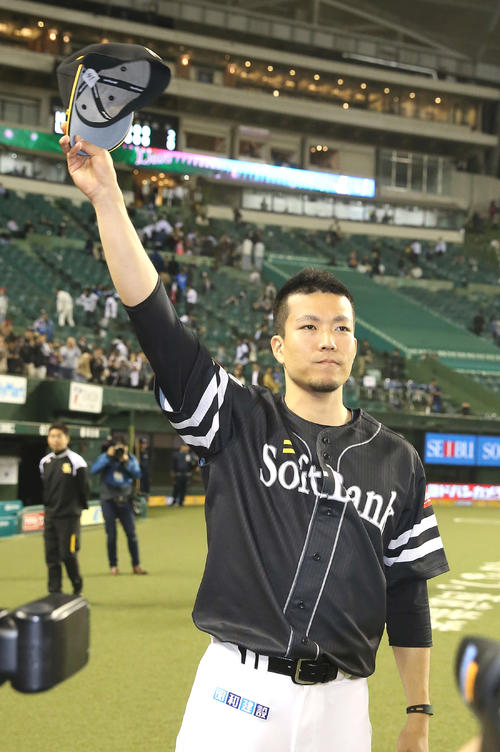 西武対ソフトバンク　8回2安打無失点で今季初勝利となった千賀はスタンドの声援に応える（撮影・河野匠）