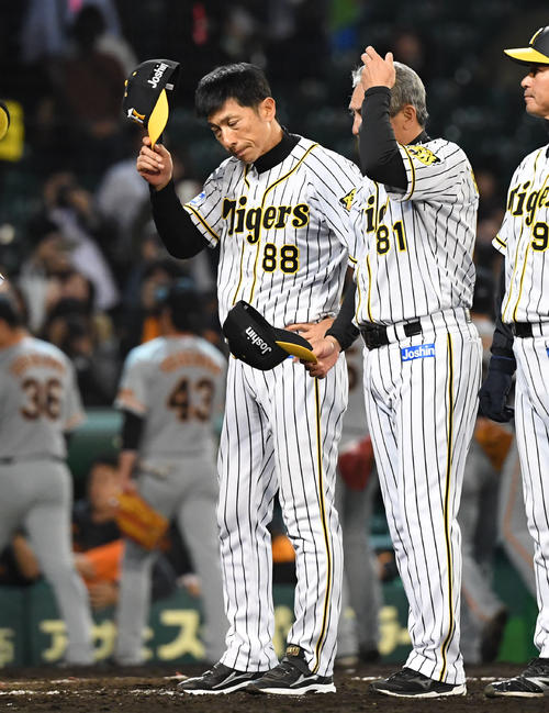 阪神対巨人　巨人に負け試合終了後ファンにあいさつする矢野監督（左）（撮影・奥田泰也）