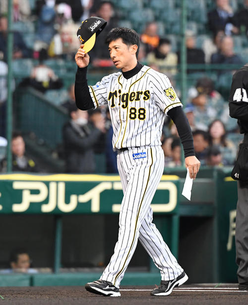 阪神対巨人　メンバー表交換を終えベンチに戻る矢野燿大監督（撮影・奥田泰也）