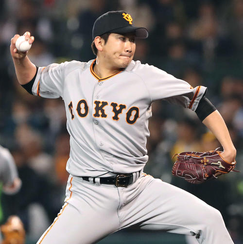 阪神対巨人　力投する巨人先発の菅野（撮影・松本俊）