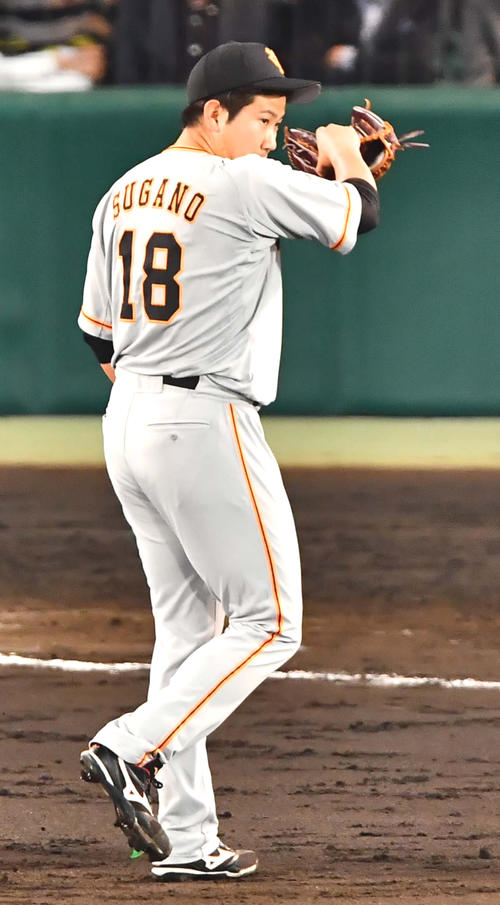 阪神対巨人　7回途中3失点で降板する菅野（撮影・上田博志）