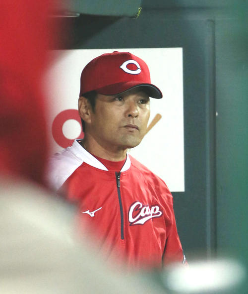 広島対DeNA　7回、スコアボードを見つめる緒方監督（撮影・栗木一考）