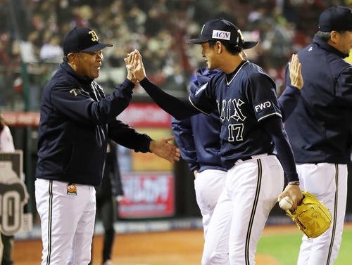 楽天対オリックス　楽天に勝利し、増井（右）を出迎えるオリックス福良監督（撮影・林敏行）