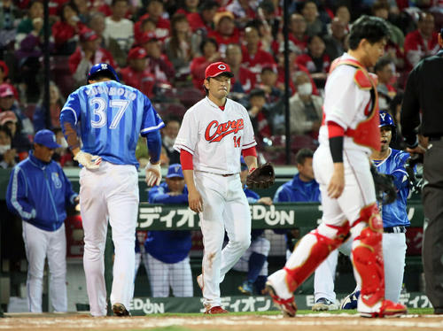 広島対DeNA　5回表DeNA1死二塁、打者ソトの時、暴投した球を拾い本塁へ送球しアウトにした大瀬良大地。捕手会沢翼（撮影・栗木一考）