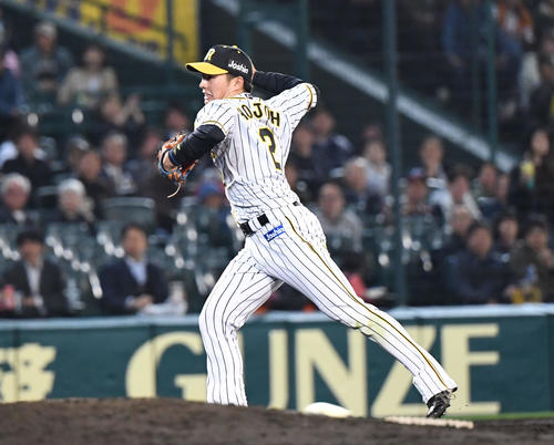阪神対巨人　4回表巨人1死二、三塁、坂本勇の打球を捕るもホームへ悪送球する北條（撮影・奥田泰也）