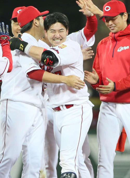 広島対DeNA　10回裏、広島会沢（中央）はサヨナラ打を放ちナインと喜ぶ（撮影・栗木一考）