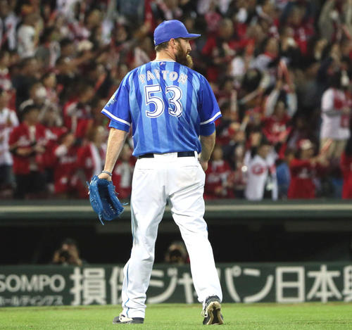 広島対DeNA　10回裏、広島会沢にサヨナラ中前適時打を浴びるパットン（撮影・栗木一考）