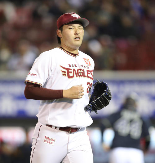 楽天対オリックス　6回表に逆転を許し、厳しい表情でベンチへ戻る楽天安楽（撮影・林敏行）