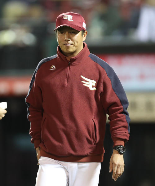 楽天対オリックス　6回裏を終え、選手交代を告げる楽天平石監督（撮影・林敏行）