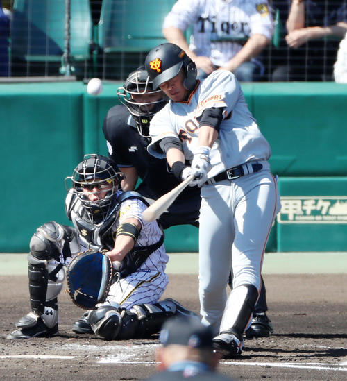 阪神対巨人　2回表巨人1死一塁、石川慎吾は中越え2点本塁打を放つ（撮影・加藤哉）