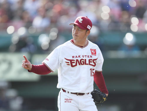 楽天対オリックス　6回表オリックス2死一、二塁、後藤を三振に仕留め、指を突き出す美馬（撮影・林敏行）