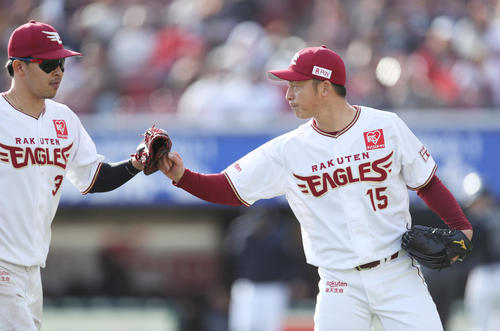 楽天対オリックス　6回表オリックス2死一、二塁、後藤を三振に仕留め、浅村（左）とグータッチする美馬（撮影・林敏行）