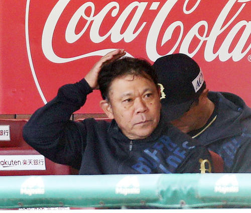楽天対オリックス　8回裏楽天2死二塁、銀次に四球を許し、頭をかく西村監督（撮影・林敏行）