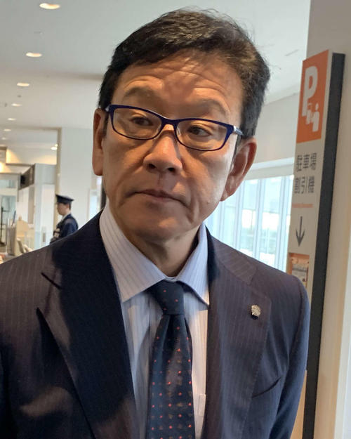 神戸空港で囲み取材に応じる日本ハム栗山監督（撮影・中島宙恵）