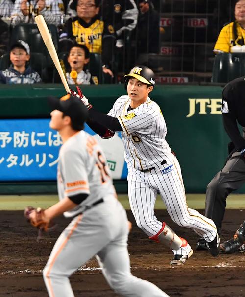 阪神対巨人　7回裏阪神2死一、三塁、菅野から右越えに1号3点本塁打を放つ木浪（撮影・上田博志）