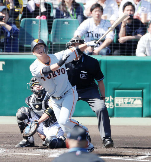 阪神対巨人　2回表巨人1死一塁、石川は中越え2点本塁打を放つ（撮影・加藤哉）