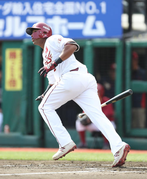 楽天対オリックス　3回裏楽天2死二塁、オコエは先制の左越え2点本塁打を放つ（撮影・林敏行）