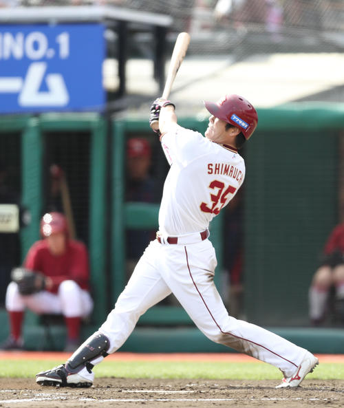 楽天対オリックス　3回裏楽天2死一塁、島内は右越え2点本塁打を放つ（撮影・林敏行）