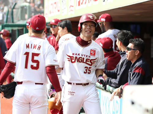 楽天対オリックス　3回裏楽天2死一塁、島内は右越え2点本塁打を放ち、笑顔で出迎えられる（撮影・林敏行）
