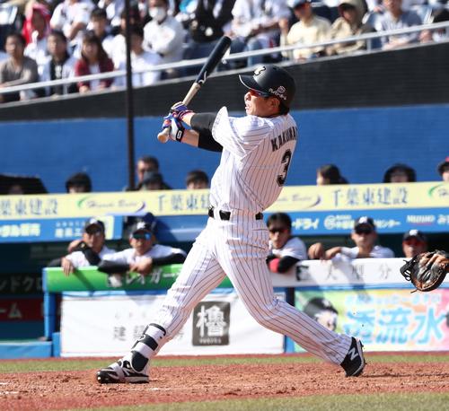 ロッテ対日本ハム　3回裏ロッテ2死二塁、左中間に適時二塁打を放つ角中（撮影・黒川智章）
