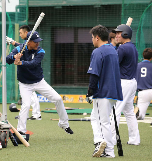 西武対ソフトバンク　試合前、打撃論を交わす辻監督（左）と山川（右）（撮影・河野匠）