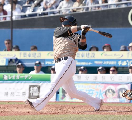 ロッテ対日本ハム　5回表日本ハム無死、右越え本塁打を放つ中田（撮影・黒川智章）