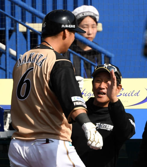 ロッテ対日本ハム　5回表日本ハム無死、右越え本塁打を放った中田（左）を笑顔で迎える栗山監督（撮影・横山健太）