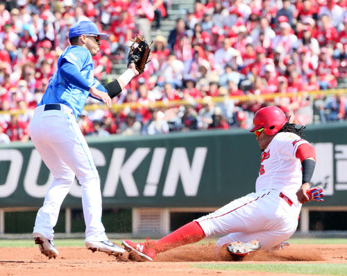 広島対DeNA　1回裏広島2死一塁、サビエル・バティスタは二盗を試みるとタッチアウト。野手エンジェルベルト・ソト（撮影・栗木一考）