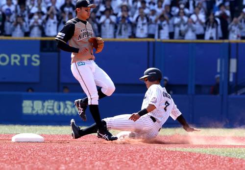 ロッテ対日本ハム　1回裏ロッテ2死一塁、盗塁を決める中村奨（撮影・黒川智章）