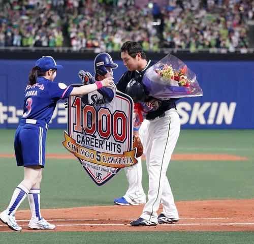 中日対ヤクルト　6回表ヤクルト1死一、二塁、左前適時打を放ち通算1000安打を達成し花束とプレートを受け取る川端（撮影・森本幸一）