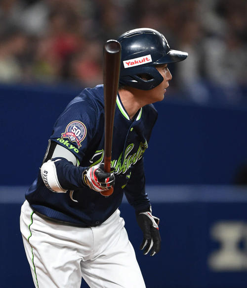 中日対ヤクルト　6回表ヤクルト1死一、二塁、左前適時打を放ち通算1000本安打を達成した川端（撮影・森本幸一）