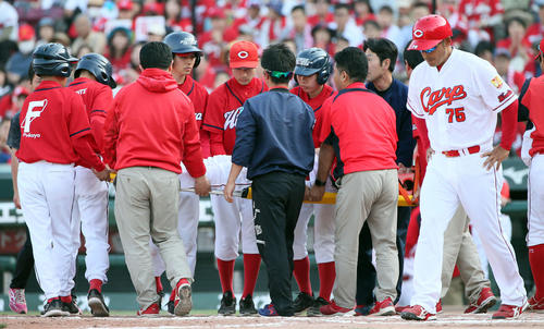広島対DeNA　8回裏広島1死三塁、代打松山竜平は死球を受け担架で運ばれる（撮影・栗木一考）