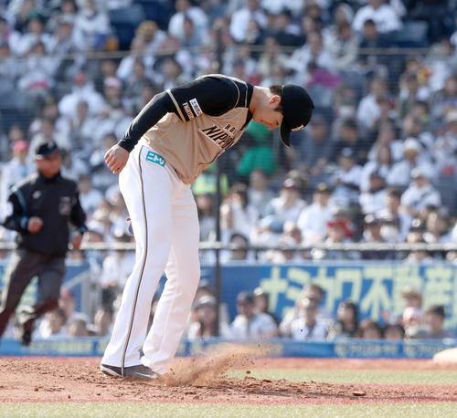 ロッテ対日本ハム　5回裏ロッテ2死、藤岡に二塁打を浴び土を蹴る上沢（撮影・黒川智章）