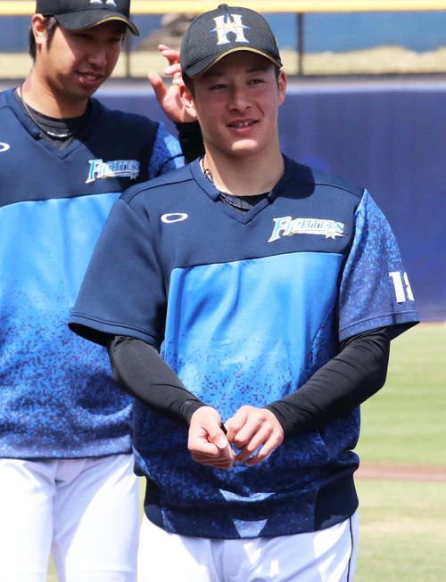 居残り組の練習に参加した日本ハム吉田輝星（撮影・山崎純一）