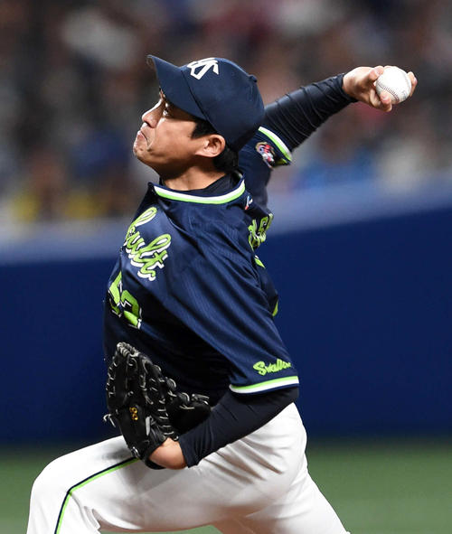 8回裏中日二死満塁、近藤一樹に代わりヤクルト4番手で登板する五十嵐亮太（撮影・森本幸一）