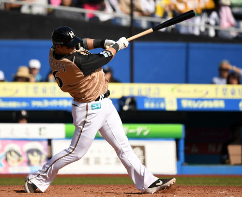 ロッテ対日本ハム　5回表日本ハム無死、右越え本塁打を放つ中田（撮影・横山健太）