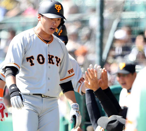阪神対巨人　2回表巨人1死一塁、先制中越え2点本塁打の石川（左）は出迎えのハイタッチが途中でなくなり驚きの表情を浮かべる（撮影・松本俊）