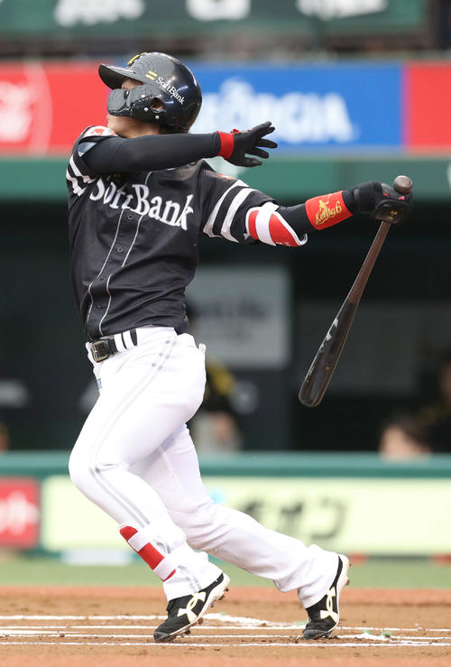 西武対ソフトバンク　1回表ソフトバンク2死、先制の右越え本塁打を放つ今宮（撮影・河野匠）