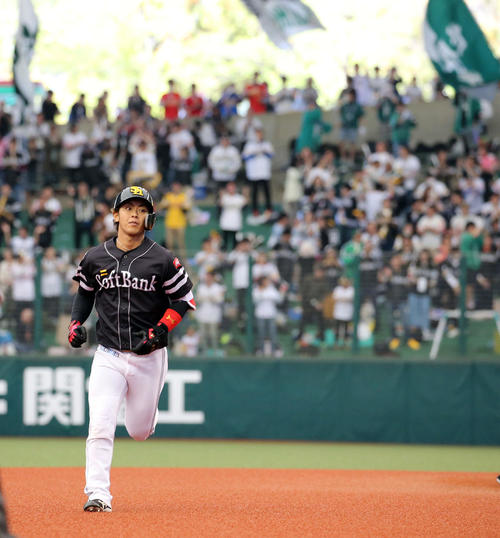 西武対ソフトバンク　1回表ソフトバンク2死、先制の右越え本塁打を放ちダイヤモンドをまわる今宮（撮影・河野匠）